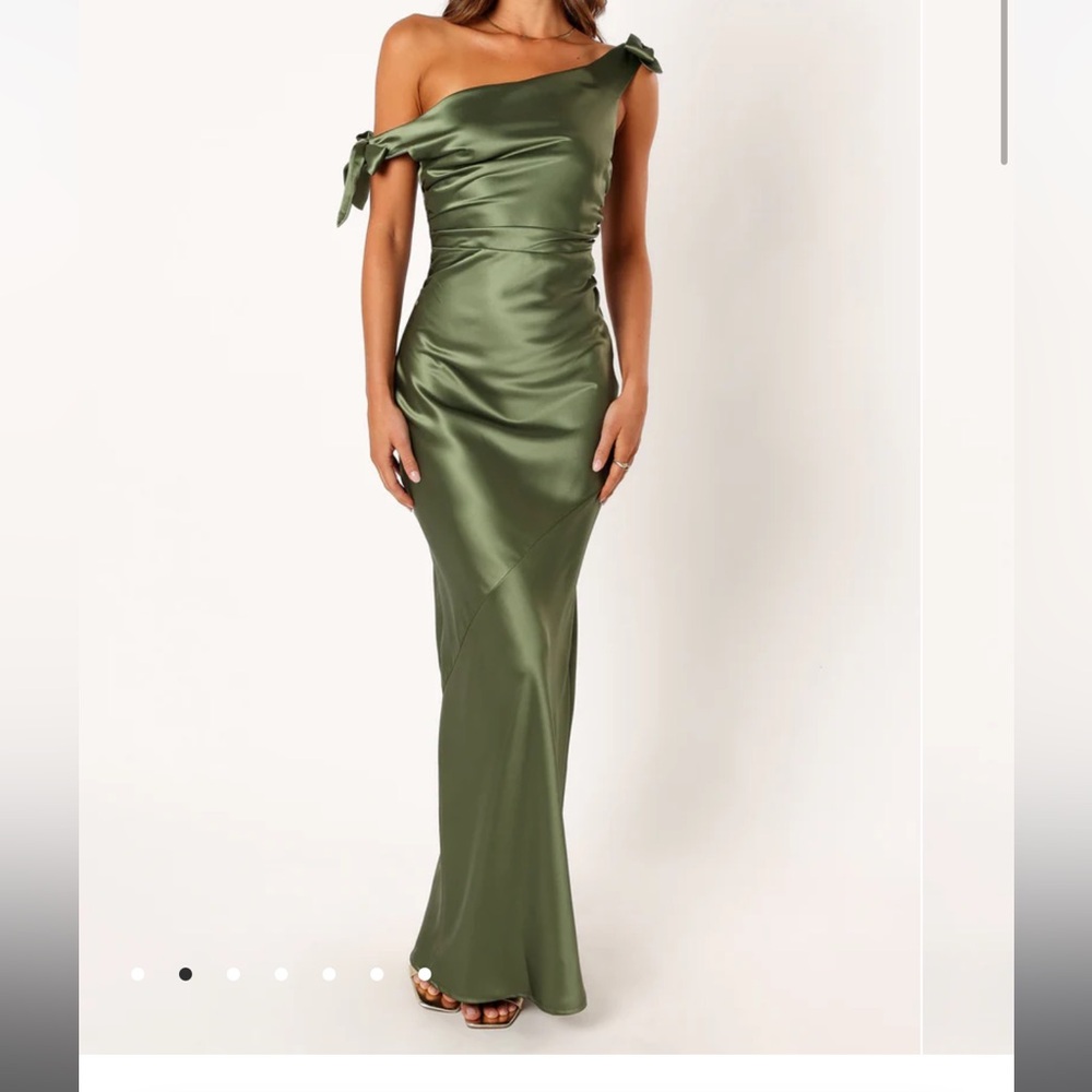 SELMA OFF SHOULDER MAXI DRESS - OLIVE
Petal and pup